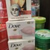 Tumpukan kotak sabun maandi batangan Dove Pink Beauty Bar tanpa sulfat untuk kulit berseri