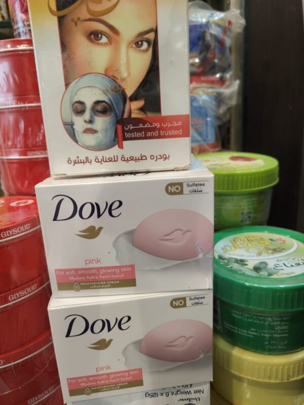 Tumpukan kotak sabun maandi batangan Dove Pink Beauty Bar tanpa sulfat untuk kulit berseri
