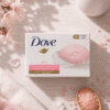 Tumpukan kotak sabun maandi batangan Dove Pink Beauty Bar tanpa sulfat untuk kulit berseri